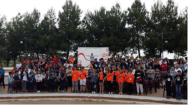 i partecipanti cantano l'inno italiano all'inizio del torneo Foto catanzaro.weboggi.it