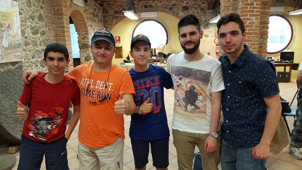 Francesco Sonis, al centro, festeggia la recente promozione in A2 con il Marrubiu Tal