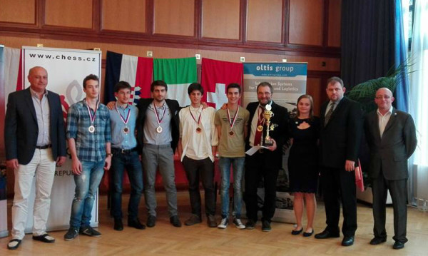 l'Italia con la coppa del terzo posto