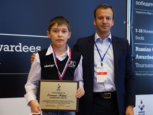 Andrey Esipenko, qui con il Vice Presidente del Conigio russo Arkady Dvorkovich