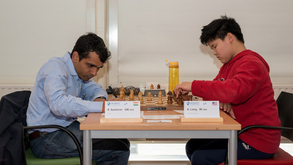 il favorito della vigilia Sasikiran attardato da troppe patte, una delle quali con l'ennesima promessa statunitense, il MI Awonder Liang, classe 2003 Elo 2465