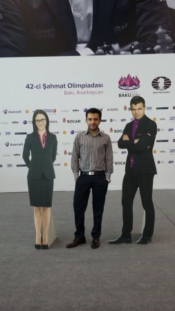Aghayev con Carlsen e Hou Yifan