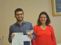 Andrea Stella, con in mano la seconda Norma GM, premiato al Festival di Amantea per il secondo posto. Foto http://www.festivalamantea.com/