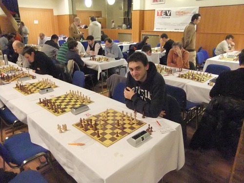 Aranovitch sorride: dopo 24.Dxe6 ha capito che la partita con MI Bernasek è vinta!