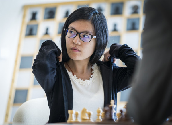 A fine 2015 la Hou Yifan si era avvicinata sensibilmente a quota 2700 ma, dopo aver abbandonato il ciclo mondiale femminile, la cinese è crollata fino a 2635 punti. Nel prossimo aggiornamento risalirà a 2650 grazie ad un torneo femminile, la European Club Cup. Reduce dal match classic perso per 3,5-2,5 contro Short, con Kramnik avrà un compito davvero improbo.