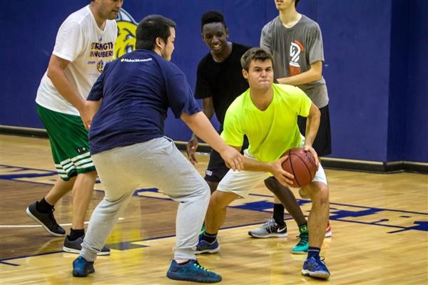 Magnus-Carlsen-playing-basketball-at-Webster-University-0011 (Custom)