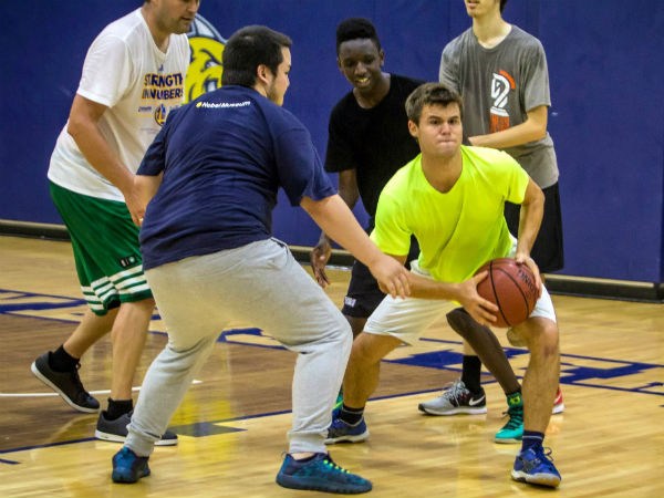 Magnus-Carlsen-playing-basketball-at-Webster-University-0011home