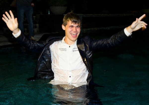 Inizia l’Era di Magnus! Carlsen supera Anand per 6,5 a 3,5 e diventa il XVI Campione del Mondo di Scacchi! Megalovic 23 novembre 2013 172 commenti Mondiale 2013 Superando nettamente (6,5-3,5) Viswanathan Anand, il 22 Novembre 2013 Magnus Carlsen diventa il Sedicesimo Campione del Mondo, titolo raggiunto con una precocità seconda solo a quella di Kasparov!* Dopo aver respinto gli assalti di Kramnik, Topalov e Gelfand, alla quarta difesa ‘Vishy’ cede dunque la Corona allo ‘yankee’ che viene dalla Norvegia. Carlsen ha spazzato via senza particolari difficoltà le presunte insidie che si pensava avrebbe incontrato nel suo primo match, facendo invece pesare tutti i suoi 95 punti Elo in più. posizione confortevole per Carlsen durante la decima partita posizione confortevole per Carlsen durante la decima partita Secondo molti, oggi inizia una “Nuova Era” fatta di “giocatori al silicio”, quasi privi di anima e di passione per il bel gioco ma “acrobaticamente” freddi e precisi. Noi la pensiamo diversamente. “Mozart” e “Macchina” degli scacchi sono appellativi già attribuiti, quasi 100 anni fa, ad un altro Campione del Mondo, Jose Raul Capablanca, anche lui osannato per il suo gioco preciso, naturale e senza rischi, anche lui criticato per gli stessi identici motivi! Non molto di nuovo sembra dunque scorrere sulle 64 caselle … RobCarlsen passa i controlli RobCarlsen passa i controlli Passando al Campione detronizzato, dopo un inizio che aveva lasciato ben sperare (sull’incertezza del match) Anand è stato surclassato da Carlsen che, oltre a vincere tre partite, ha sempre dato l’impressione di essere in pieno controllo della situazione. Questo risultato, deludente per chi si aspettava un match più equilibrato, non può però incrinare la figura del Quindicesimo Campione del Mondo che, è bene ricordarlo, è stato tale per oltre 6 anni! Anand pronto a cedere la corona Anand pronto a cedere la corona Prima di concludere, rivolgiamo una “preghiera” al Nuovo Campione del Mondo perché non privi gli appassionati dell‘ultra-centenaria tradizione dei Match Mondiali. In passato, Carlsen ha dichiarato di preferire un Torneo al Match che, a suo avviso, concederebbe troppi privilegi al Campione in carica. La speranza è che il norvegese cambi idea e perciò lo abbiamo “consacrato” XVI Campione del Mondo, perché senta la responsabilità di portare una Corona che è stata di Steinitz, Lasker, Capablanca, Alechine, Euwe, Botvinnik, Smyslov, Tal, Petrosjan, Spassky, Fischer, Karpov, Kasparov, Kramnik e Anand. In cambio, vi garantiamo sin d’ora che non lo criticheremo per aver cambiato idea! fotografica in azione durante l'ultima parita del Mondiale fotografi alla ricerca dell’ “ultimo scatto” del Mondiale Carlsen assalito da fotografi e cronisti! Carlsen assalito da fotografi e cronisti! Foto Karlovich Primo bagno da campione del Mondo! Foto nrk.no