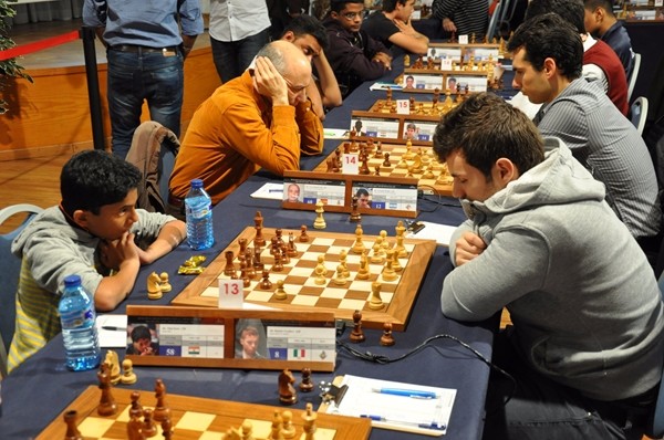 Daniele Vocaturo impegnato con il giovane indiano Nihal Sarin. Foto @SunwayChessOpen