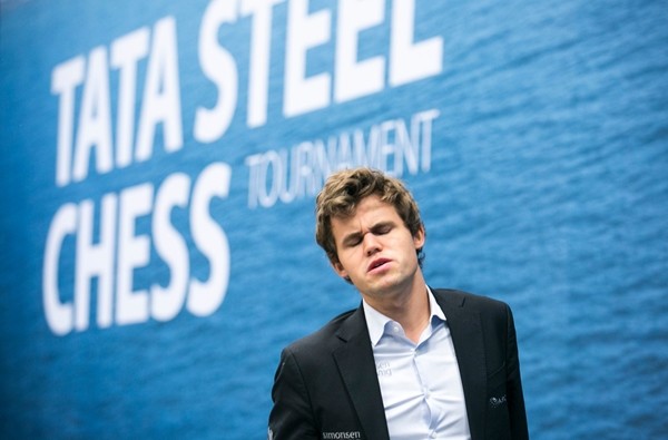 Carlsen dopo la patta con Giri. Foto Maria Emalienova