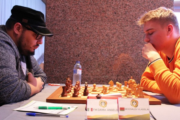 Damia, impegnato con il GM Kovalev. Foto Federação Portuguesa de Xadrez