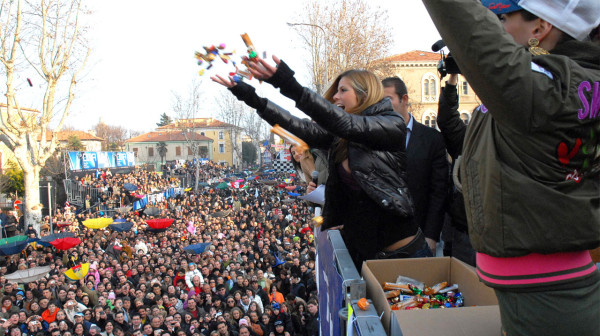 lancio delle caramelle