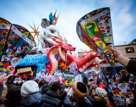 Il prendigetto colorato di cartone, per acciuffare i dolci lanciati!