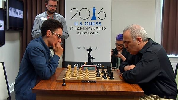 Kasparov impegnato con Caruana nel blitz di esibizione giocato dopo il Campionato USA 2016