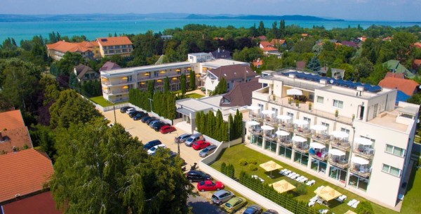 l'Hotel Ket Korona, sede di gioco. Sullo sfondo il lago Balaton