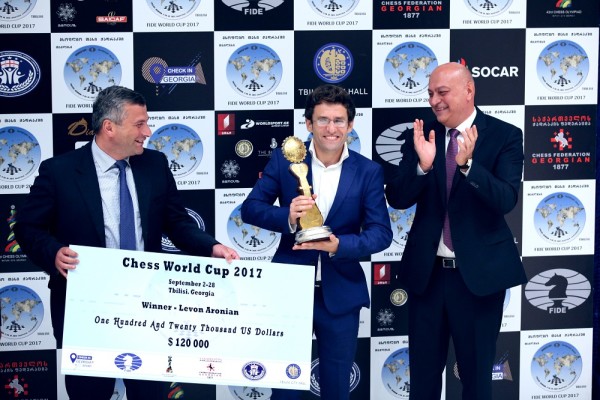la premiazione di Aronian. Foto Anastasia Karlovich