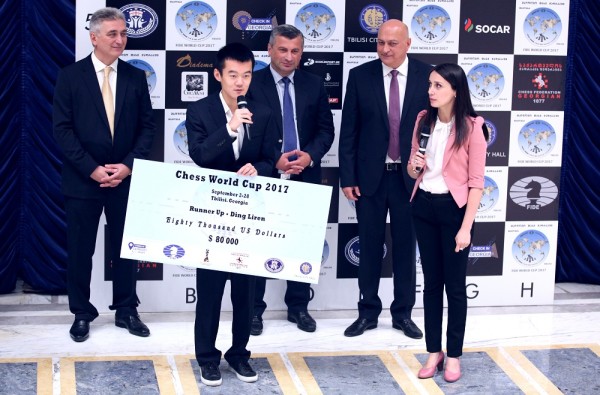 la premiazione di Ding Liren. Foto Anastasia Karlovich