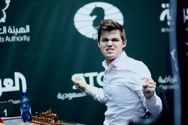Carlsen parte da naturale favorito in qualsiasi tipo di competizione scacchista ma il 2017 a secco di Super Tornei ha reso tutti più prudenti e 