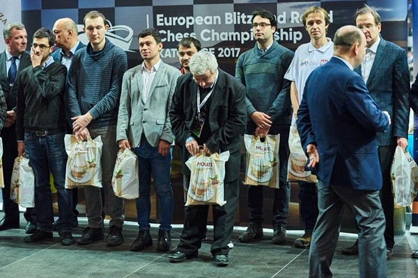 Brunello nel gruppone dei premiati ai piedi del podio del Rapid