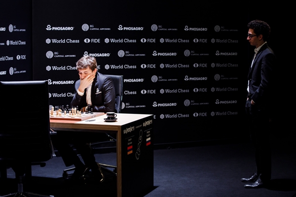 Caruana osserva Karjakin, in grande rimonta. Foto @theworldchess 