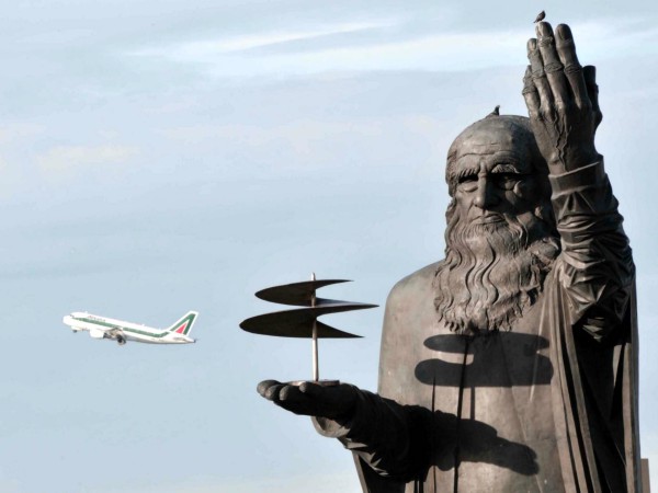 AEREO FIUMICINO AEROPORTO SCALO ALITALIA LEONARDO DA VINCI STATUA