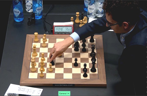 Caruana si decide per 17...Axf3 con un'ora in meno sull'orologio. Screensgot diretta sito ufficiale