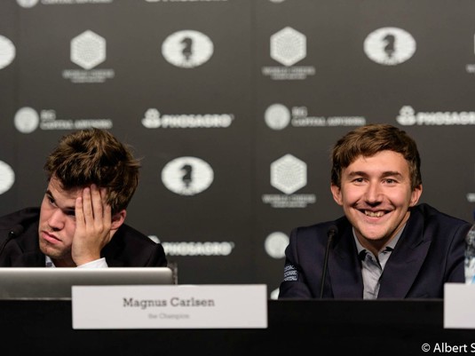 Carlsen-Karjakin_Conferenza_Stampa_5_Mondiale_2016