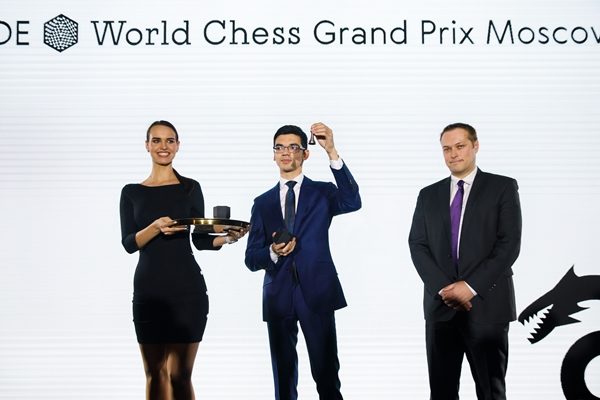 Giri sorteggia il bianco per la prima partita degli ottavi. Foto FIDE