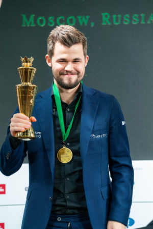 Mondiale_Rapid_blitz_2019_premiazione_carlsen_trofeo