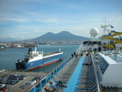 Crociera2010_Napoli_Vesuvio_nave