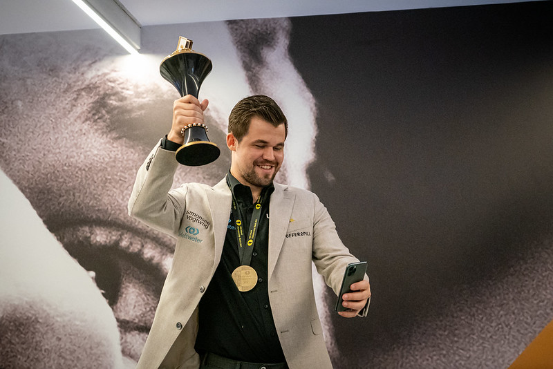 Mondiale_2021_Carlsen_premiazione_2