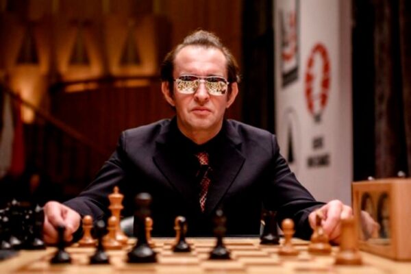 Film_Scacchi_Campione_del_Mondo_Korchnoi_occhiali