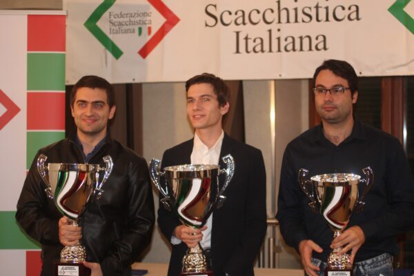 La premiazione di Luca Moroni (1°) e Sabino Brunello (3°) al CIA 2022, con Dvirnyy (2°)