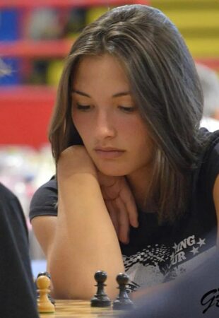 giulia-la-reginetta-degli-scacchi-studia-la-mossa-per-il-tricolore