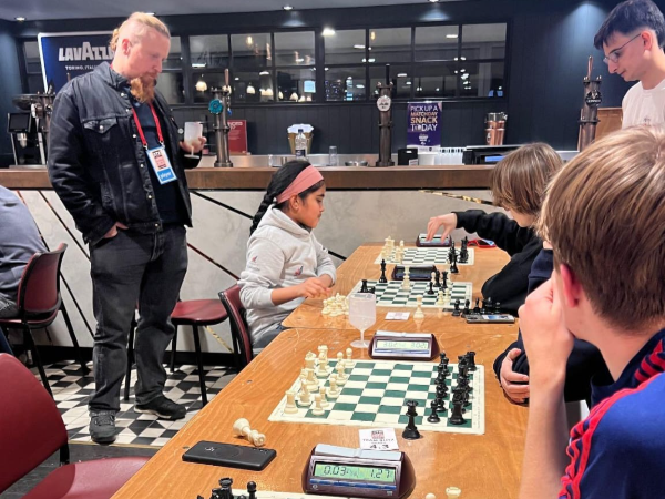 GM Simons con la undicenne WIM Sivanandan Bodhana