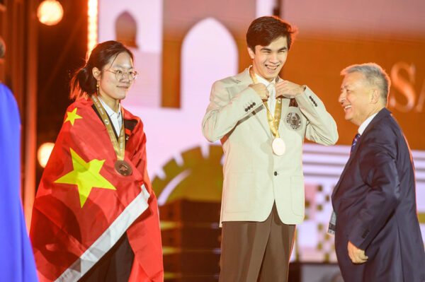 Olimpiadi_2026_Abusattorov_Zhu_Jiner_oro_scacchiera_1