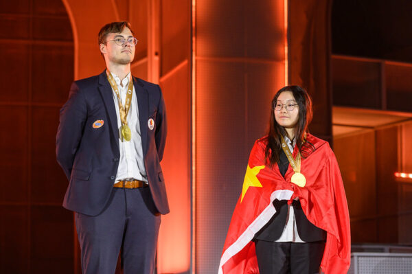 Olimpiadi_2026_Frederick_Svane_Lu_Miaoy_oro_scacchiera_3